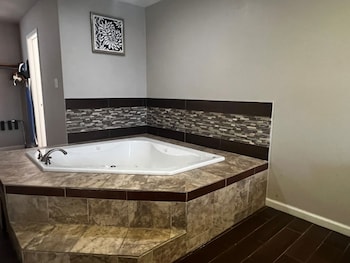 Comfort Suite, 1 King Bed, Non Smoking, Hot Tub