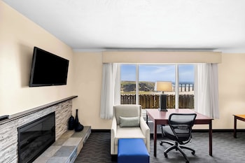 Suite, 1 Queen Bed, Non Smoking, Fireplace (Living Room)