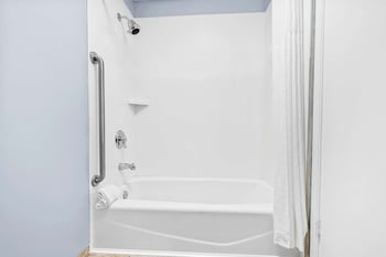 Standard Room, 1 King Bed, Refrigerator, Ocean View