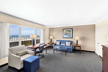 Suite, 1 Queen Bed, Non Smoking, Fireplace (Living Room)