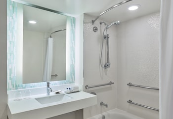 Deluxe Room, 2 Queen Beds, Resort View (Balcony)