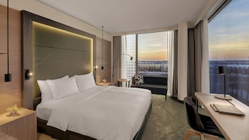 Executive Room, 1 King Bed (Runway)