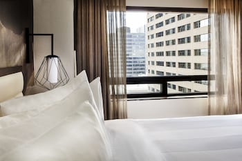 1 KING PREMIER CORNER GUESTROOM