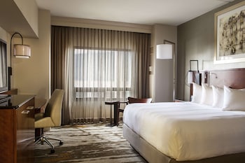 1 KING PREMIER CORNER GUESTROOM