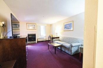 Suite, 1 King Bed (Accessible)