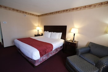 Suite, 1 King Bed (Accessible)