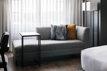 Room, 1 King Bed, City View (Hearing Accessible)