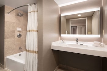 Room, 2 Queen Beds, City View (Mobility/Hearing Accessible, Tub)