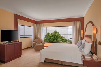 Executive Suite River (Non-Smoking Room)