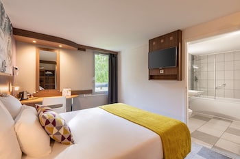 Standard Room, 1 Queen Bed, Non Smoking, Garden View