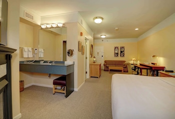 Spa Suite Single King with Balcony