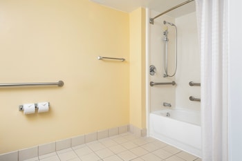 Room, 1 King Bed, Mobility Accessible, Pool View