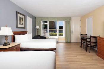 Studio Suite, 2 Double Beds, Pool View