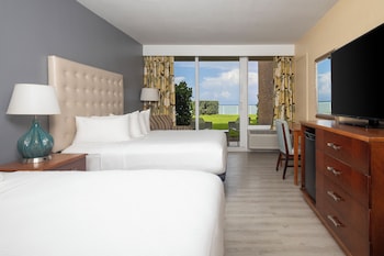 Room, 2 Queen Beds, Mobility Accessible, Oceanfront (with Roll-in Shower)