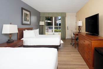 Room, 2 Queen Beds, Pool View