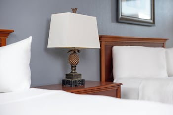 Room, 2 Queen Beds, Pool View