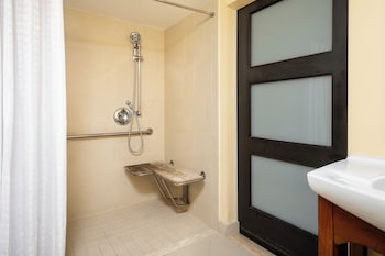 Room, 2 Queen Beds, Mobility Accessible, Oceanfront (with Roll-in Shower)