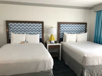 Traditional Room, 2 Queen Beds, Refrigerator & Microwave, Beach View (Gulf Front)