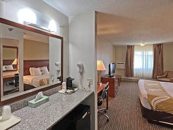 1 King Bed, Suite, Nonsmoking, Upgrade