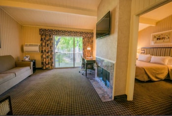 Suite, 1 King Bed with Sofa bed