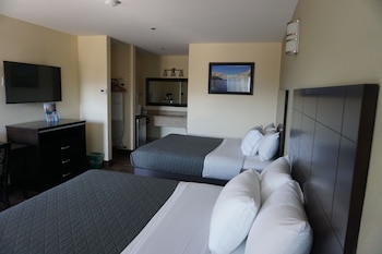 Standard Double Room, 2 Queen Beds, Mountain View