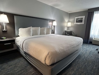 Suite, 1 King Bed, Non Smoking, Refrigerator & Microwave (Separate Living Room)
