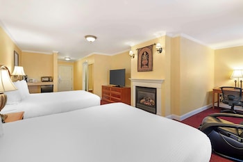 Suite, 2 Queen Beds, Accessible, Fireplace