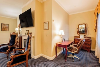Suite, 1 King Bed, Non Smoking, Jetted Tub