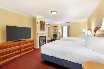 Suite, 2 Queen Beds, Accessible, Fireplace