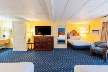 Family Suite, Multiple Beds, Non Smoking, Refrigerator & Microwave (Pet Friendly)