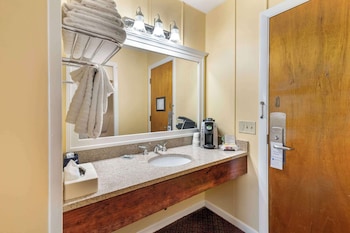 Standard Room, 2 Queen Beds, Non Smoking, Refrigerator (Pet Friendly)