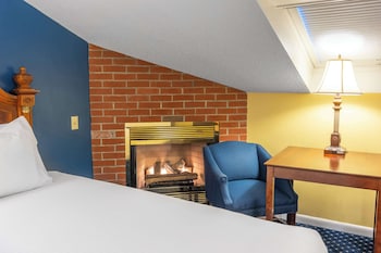 Standard Room, 2 Queen Beds, Non Smoking, Fireplace (Pet Friendly)