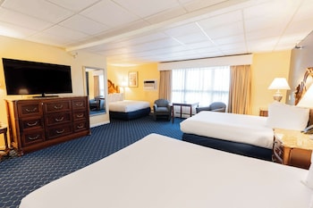 Family Suite, Multiple Beds, Non Smoking, Refrigerator & Microwave (Pet Friendly)