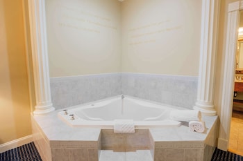 Suite, 1 King Bed, Non Smoking, Jetted Tub