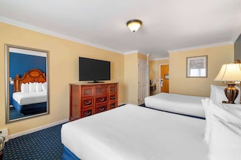 Standard Room, 2 Queen Beds, Non Smoking, Refrigerator (Pet Friendly)