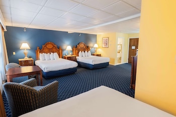 Family Suite, Multiple Beds, Non Smoking, Refrigerator & Microwave (Pet Friendly)