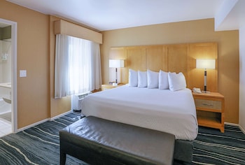Deluxe Suite, 2 Bedrooms, Non Smoking (2 King Beds and 1 Sofa Bed)