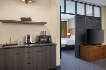 Two Room Honeymoon Suite, 1 King Bed