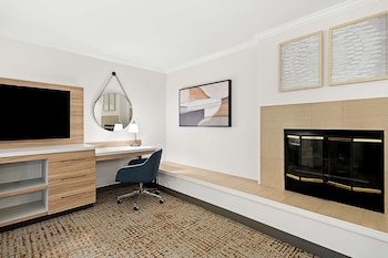 Room, 1 King Bed, Non Smoking, Fireplace