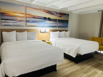 Room, 2 Queen Beds, Non Smoking (Mobility/Hearing, tub w grab bars)