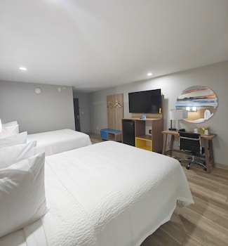 Room, 2 Queen Beds, Non Smoking (Mobility/Hearing, tub w grab bars)