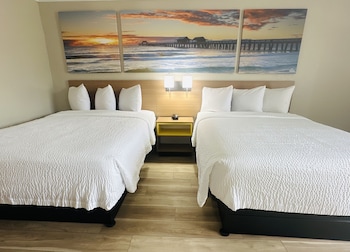 Room, 2 Queen Beds, Non Smoking (Mobility/Hearing, tub w grab bars)