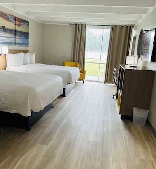 Room, 2 Queen Beds, Non Smoking (Mobility/Hearing, tub w grab bars)