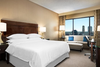 Traditional Room, 1 King Bed (Mobility Accessible w/ Tub)