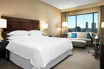Traditional Room, 1 King Bed (Mobility Accessible w/ Tub)