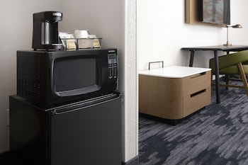Suite, 1 King Bed with Sofa bed, Hearing Accessible (Transfer Shower & Roll-in Shower)