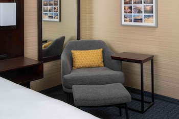1 King Bed, Accessible Roll-in Shower