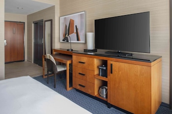 1 King Bed, Accessible, Bathtub