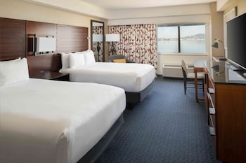 2 Double Beds, Accessible Bathtub