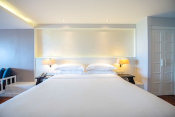 Room, 1 King Bed, Balcony (Deluxe, 1 King Bed)